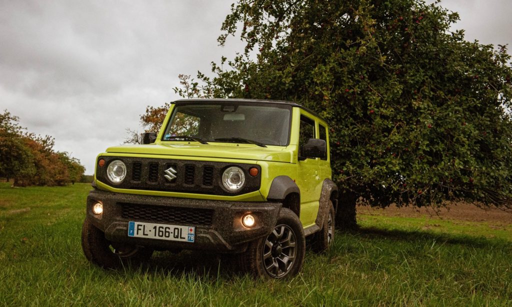 Suzuki Jimny : 3/4 avant près d'un pommier 