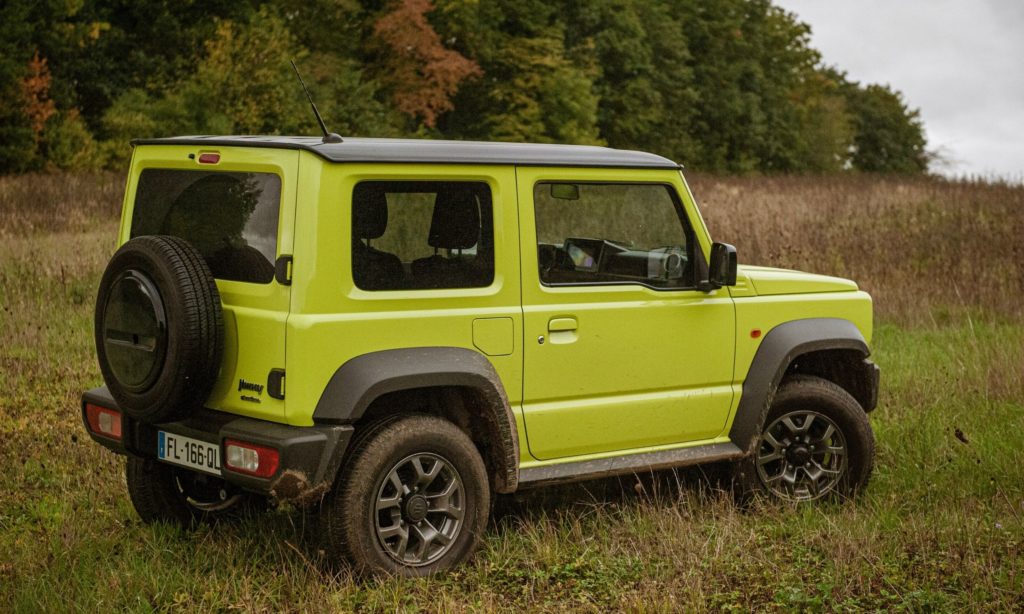 Suzuki Jimny dans l'herbe 