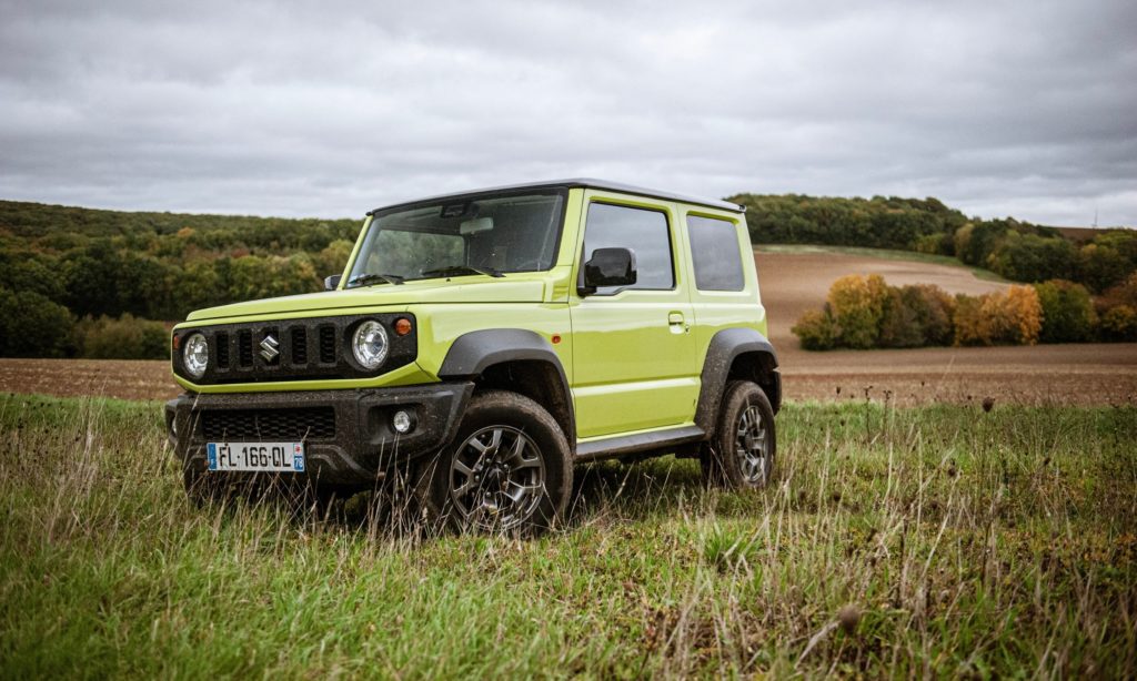 Suzuki Jimny : vue 3/4 avant dans un champ