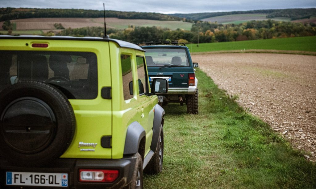 Suzuki Jimny : vue arrière avec le Jeep Cherokee en arrière plan