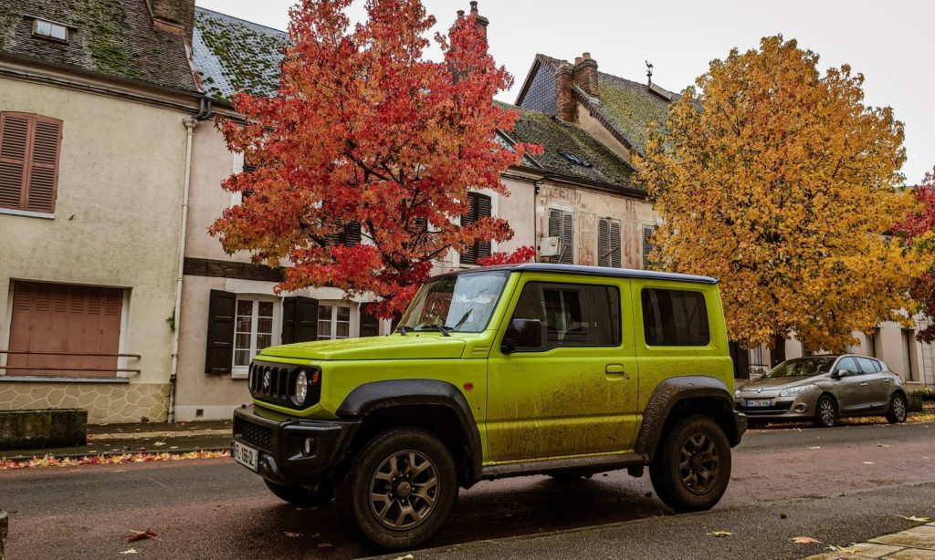 Suzuki Jimny stationné dans un village