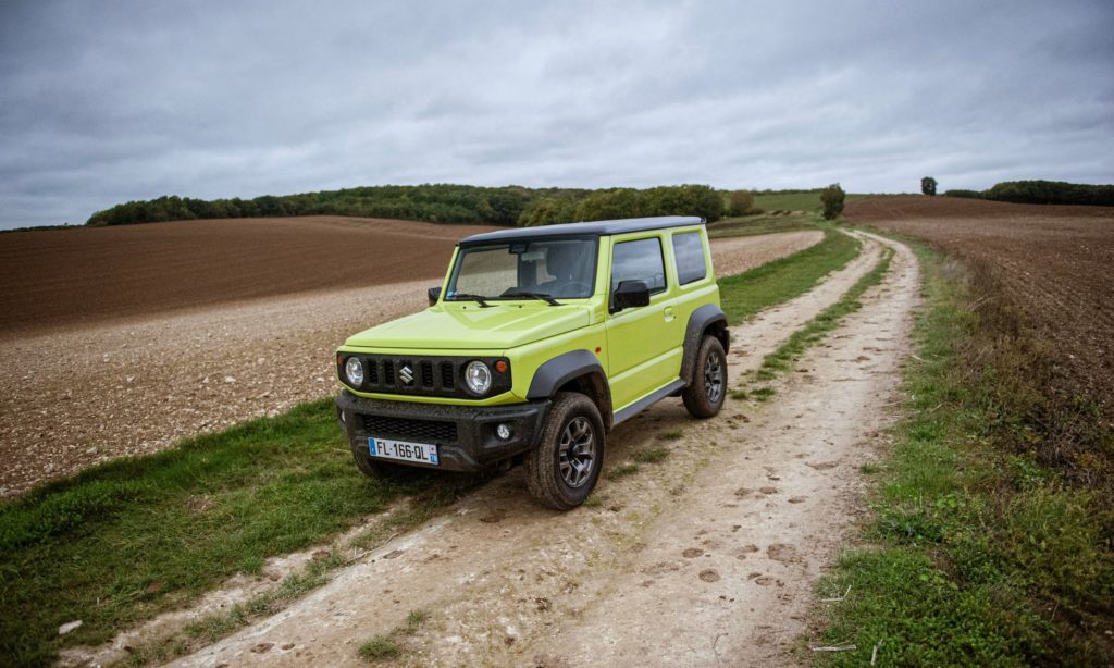 Suzuki Jimny sur un chemin 