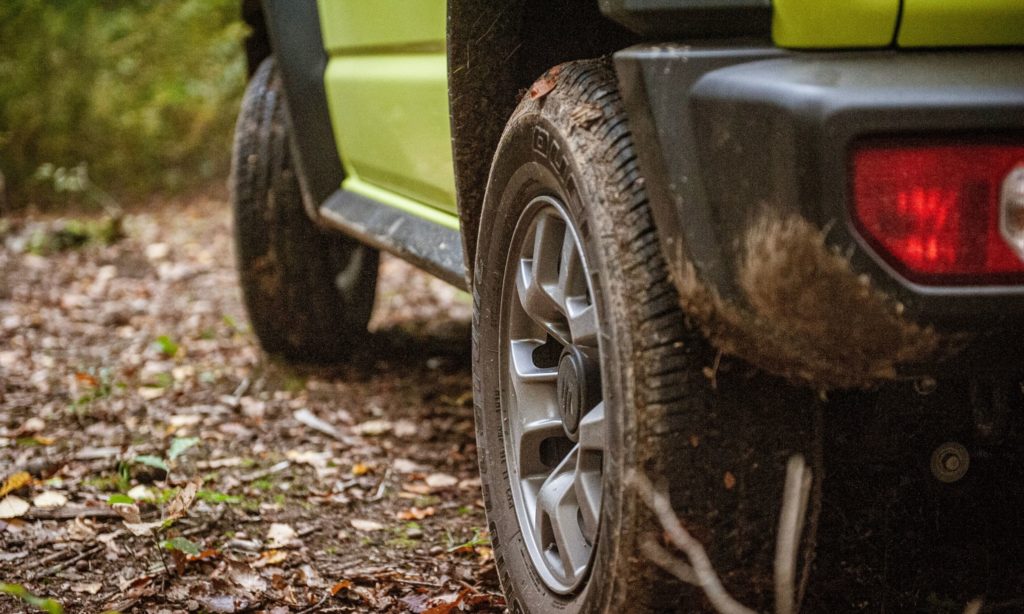 Suzuki Jimny : roues sales 