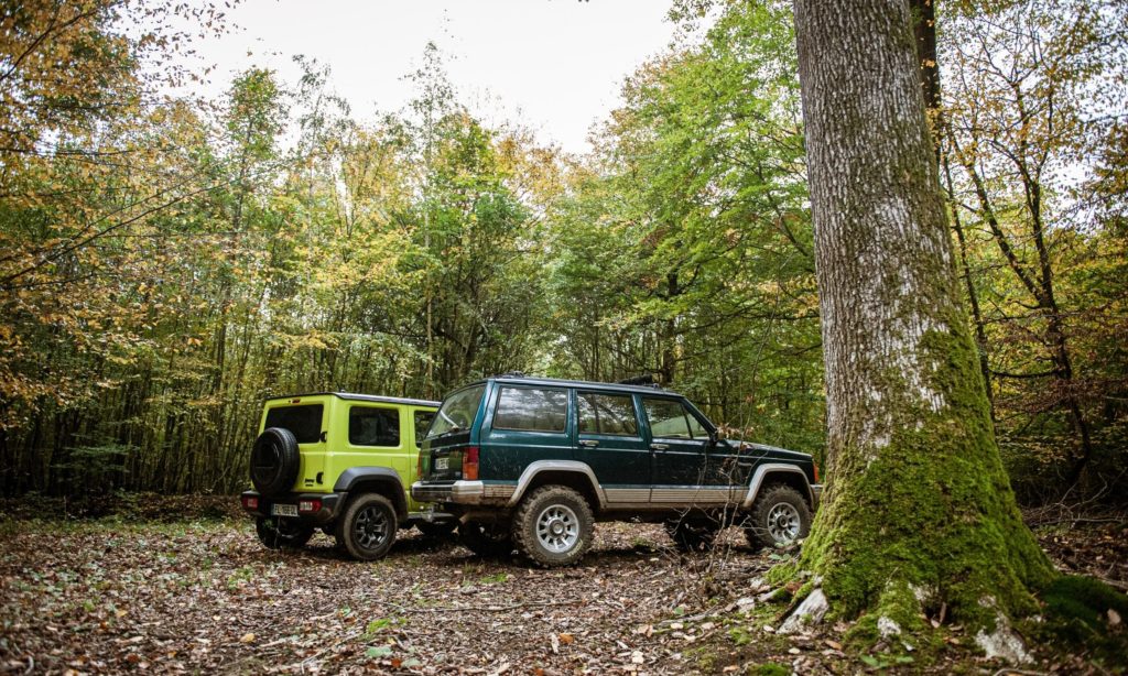 Suzuki Jimny et Jeep Cherokee : vue de l'arrière dans la forêt