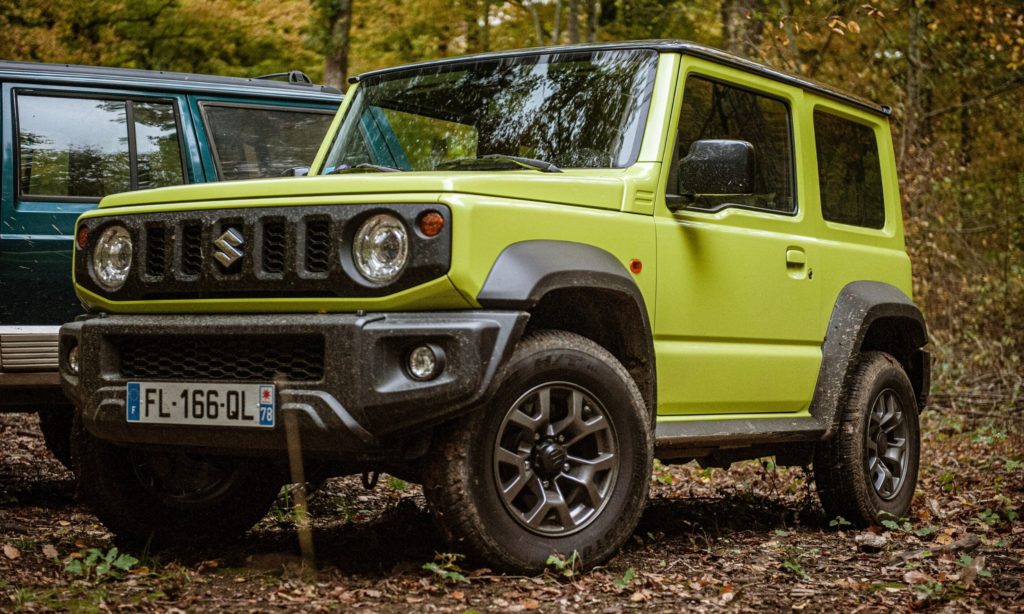 Suzuki Jimny : vue 3/4 avant dans la forêt