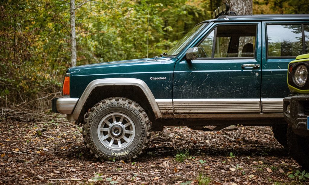 Jeep Cherokee 4.0L 6 cylindres dans la forêt 