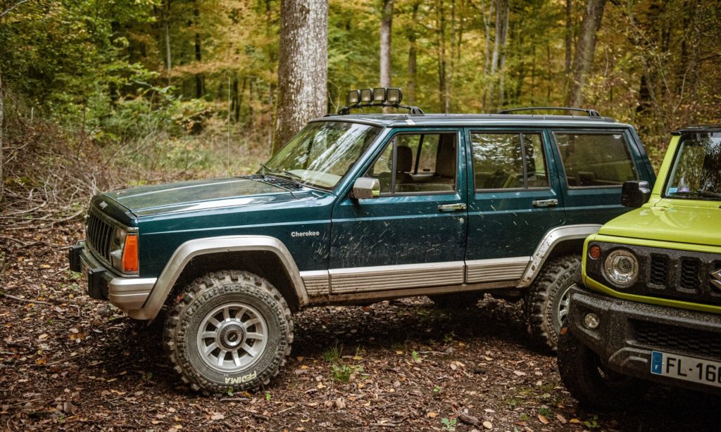 Jeep Cherokee dans la forêt 