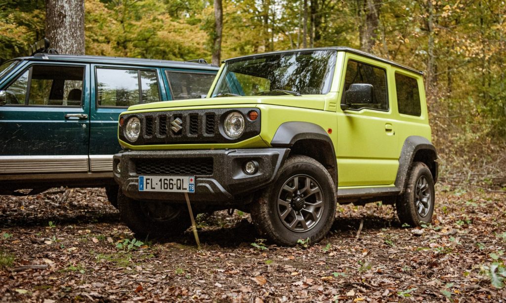 Suzuki Jimny dans la forêt 