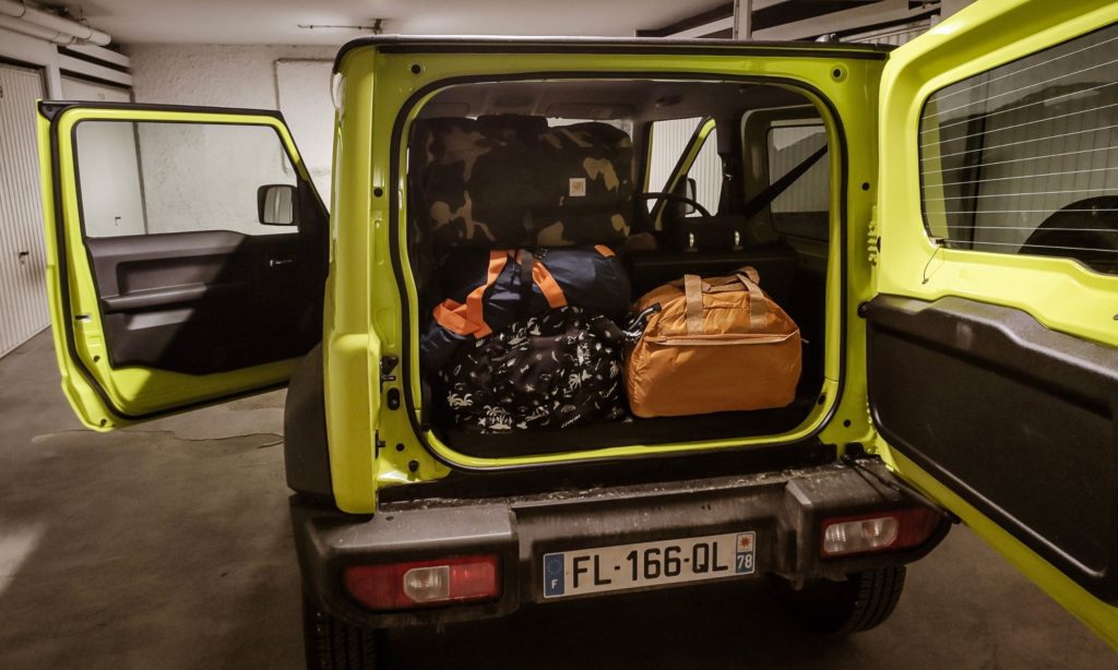 Suzuki Jimny avec le coffre rempli de bagages 