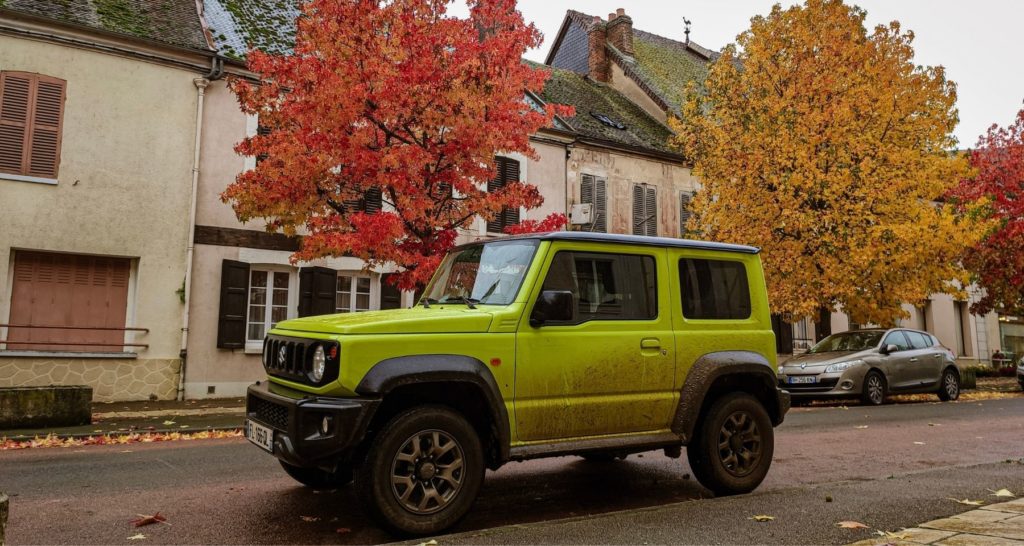 Suzuki Jimny stationné dans un village