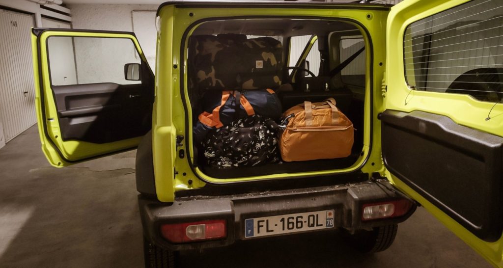 Le Suzuki Jimny avec le coffre rempli de bagages 