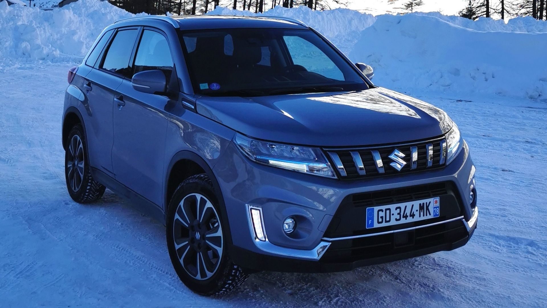 Prise en main du Suzuki Vitara hybride 4x4 sur des routes enneigées !