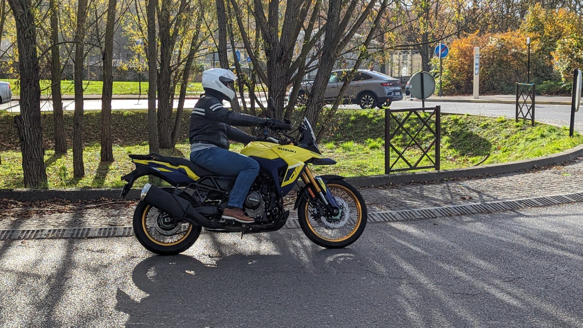 Photo de la Suzuki V-Strom 800DE en train de rouler dans un rond point.