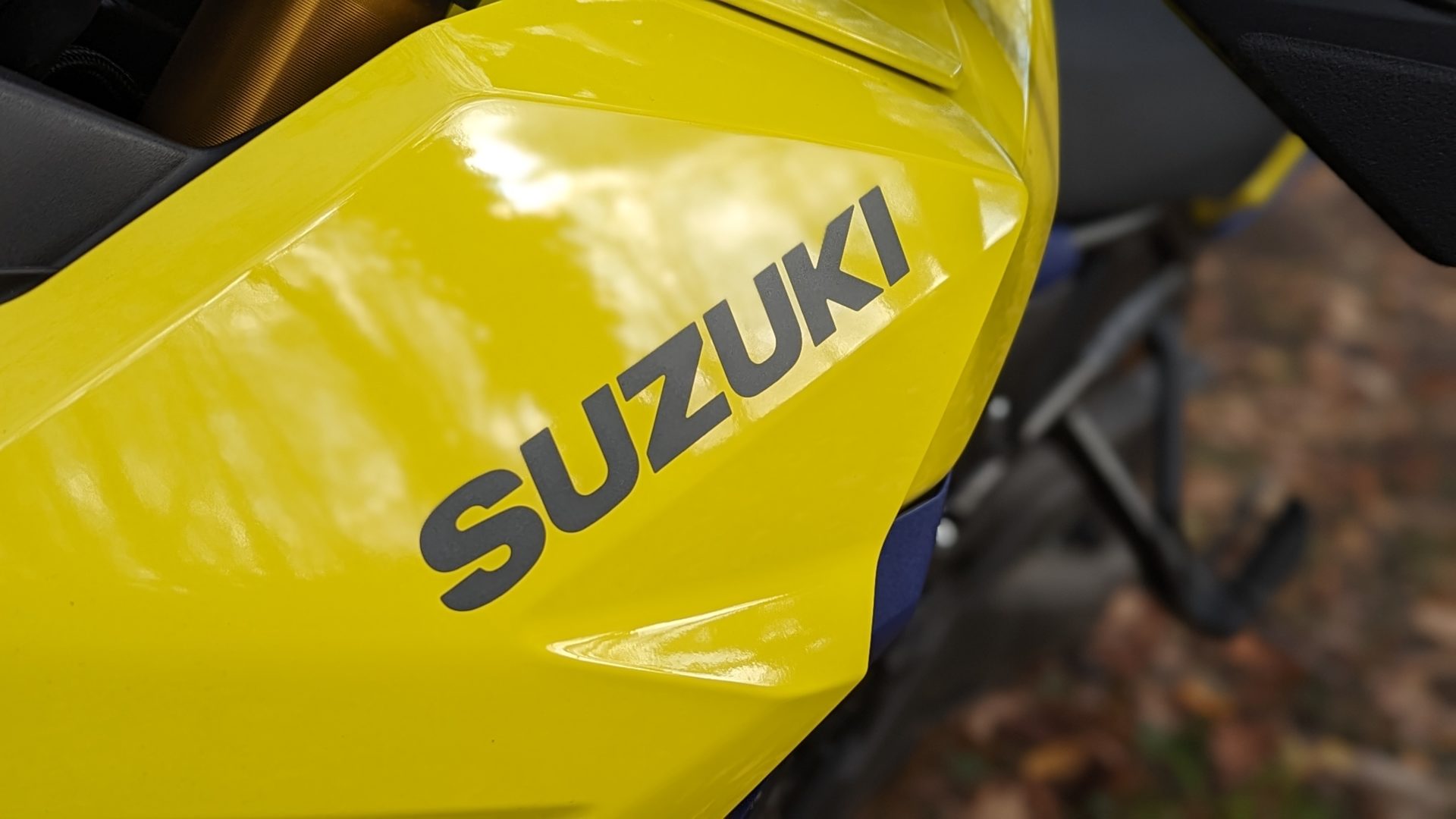 Photo du carrénage avant droit de la Suzuki V-Strom 800DE.