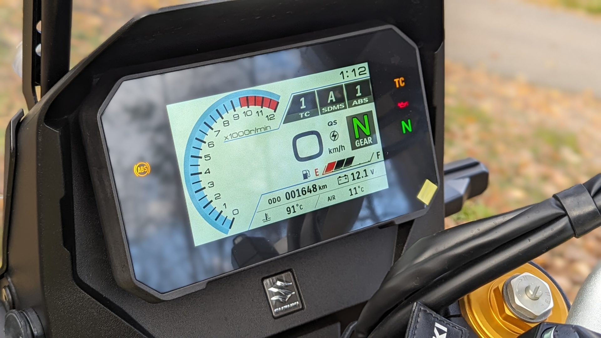 Photo du compteur de la Suzuki V-Strom 800DE.