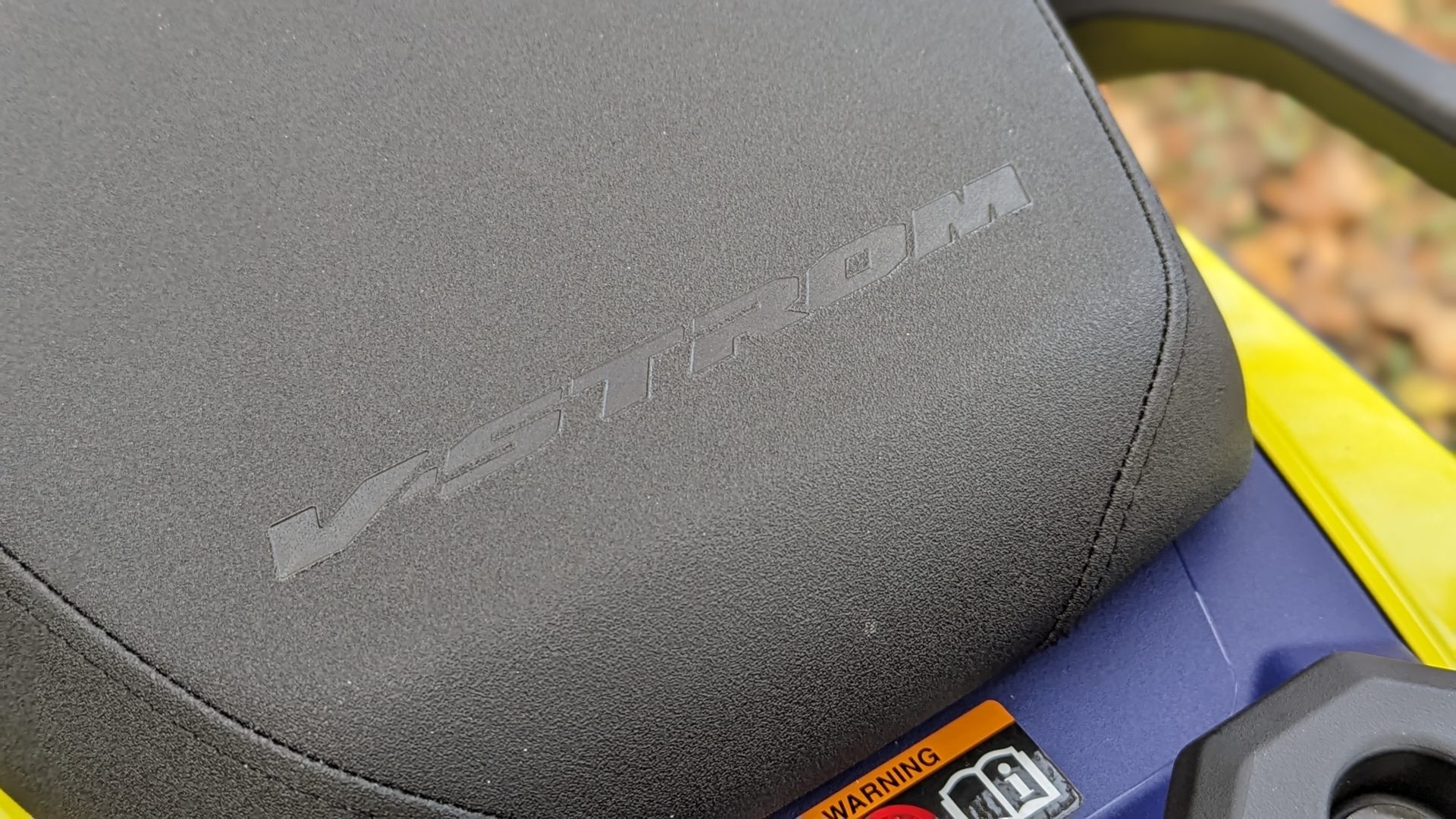 Photo de la selle arrière de la Suzuki V-Strom 800DE.