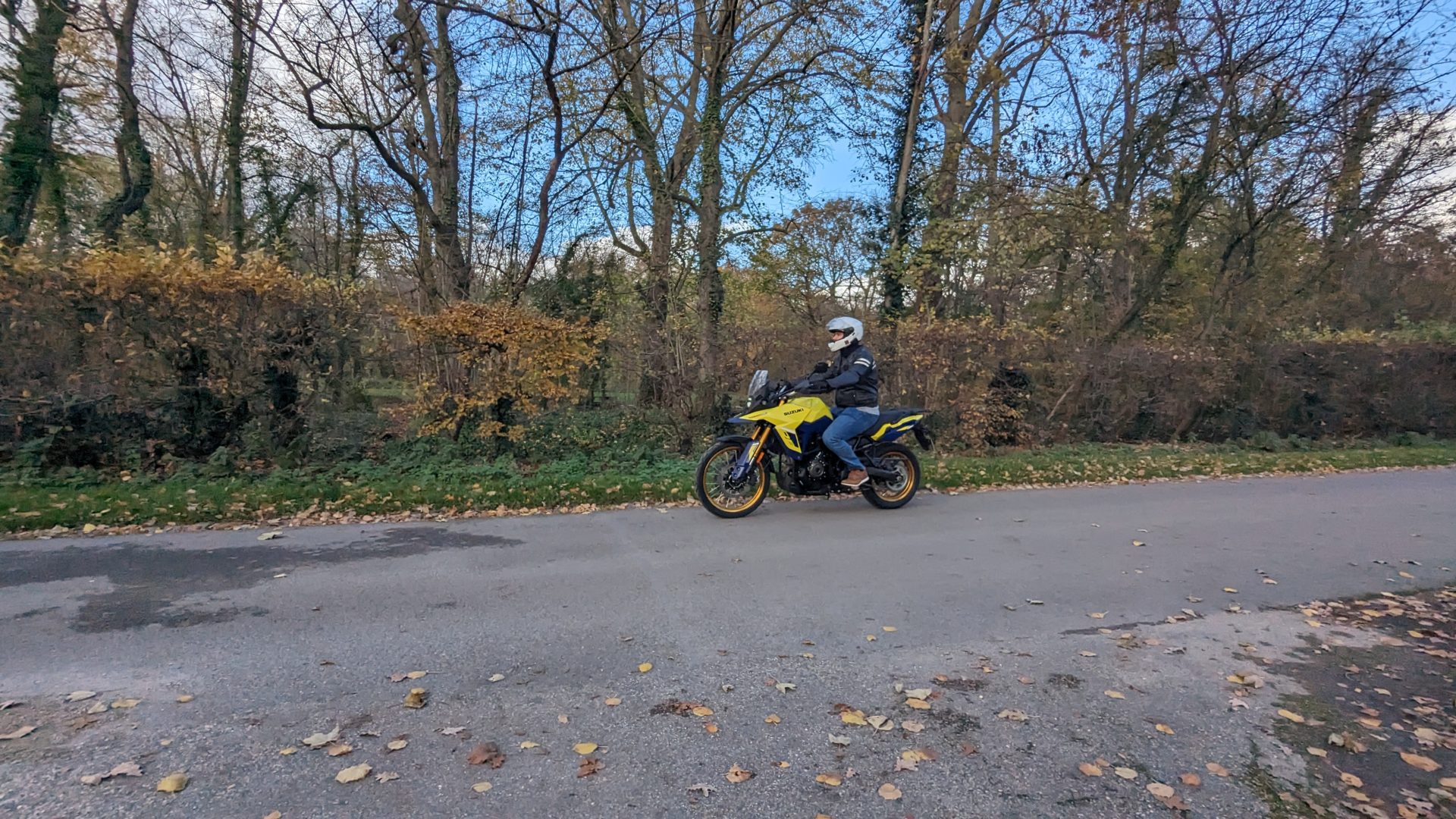 Photo de côté de la moto Suzuki V-Strom 800DE en train de rouler.