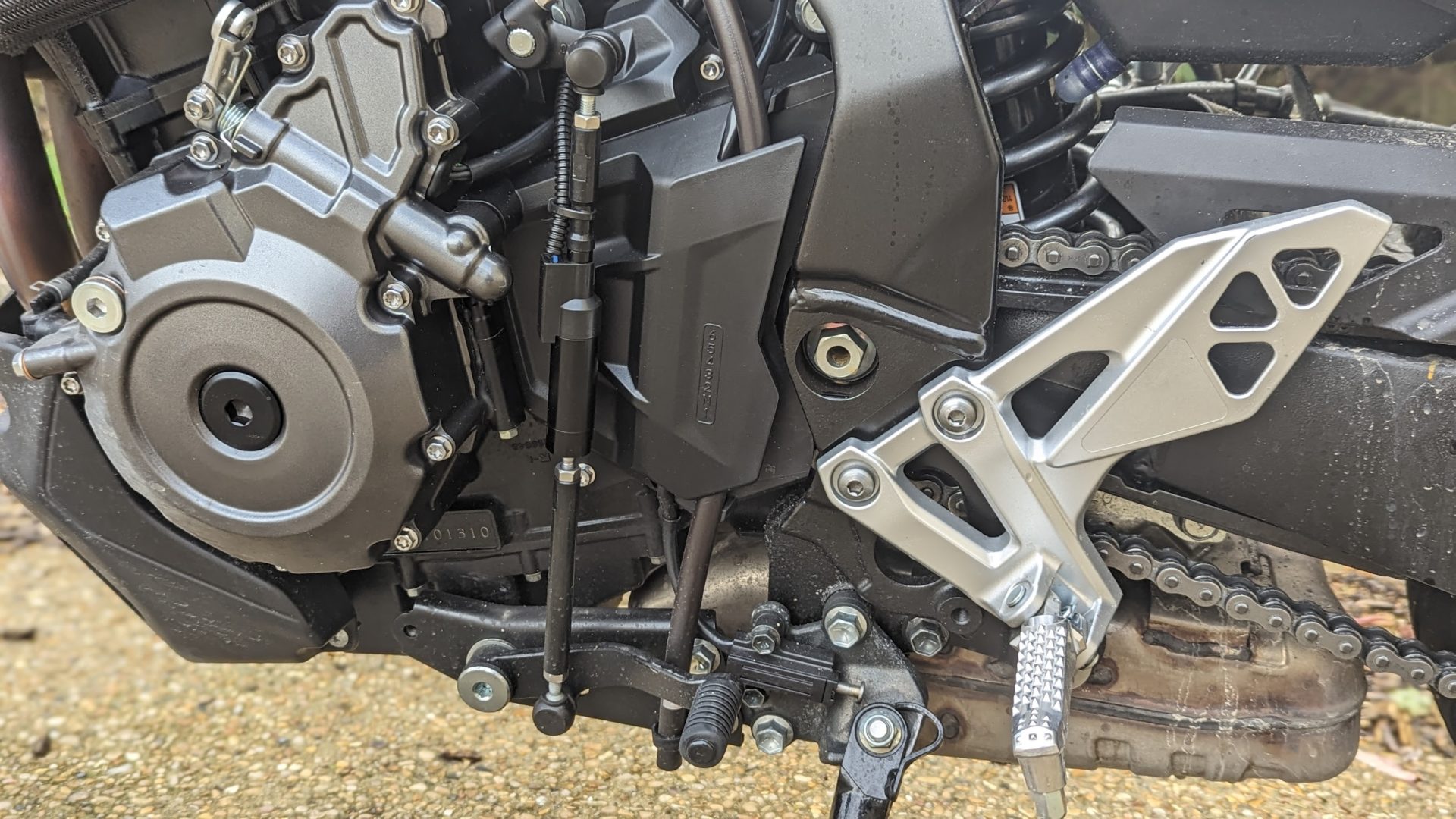 Photo de la boite de vitesse et du Quick Shifter installé de série sur la Suzuki GSX-8S.