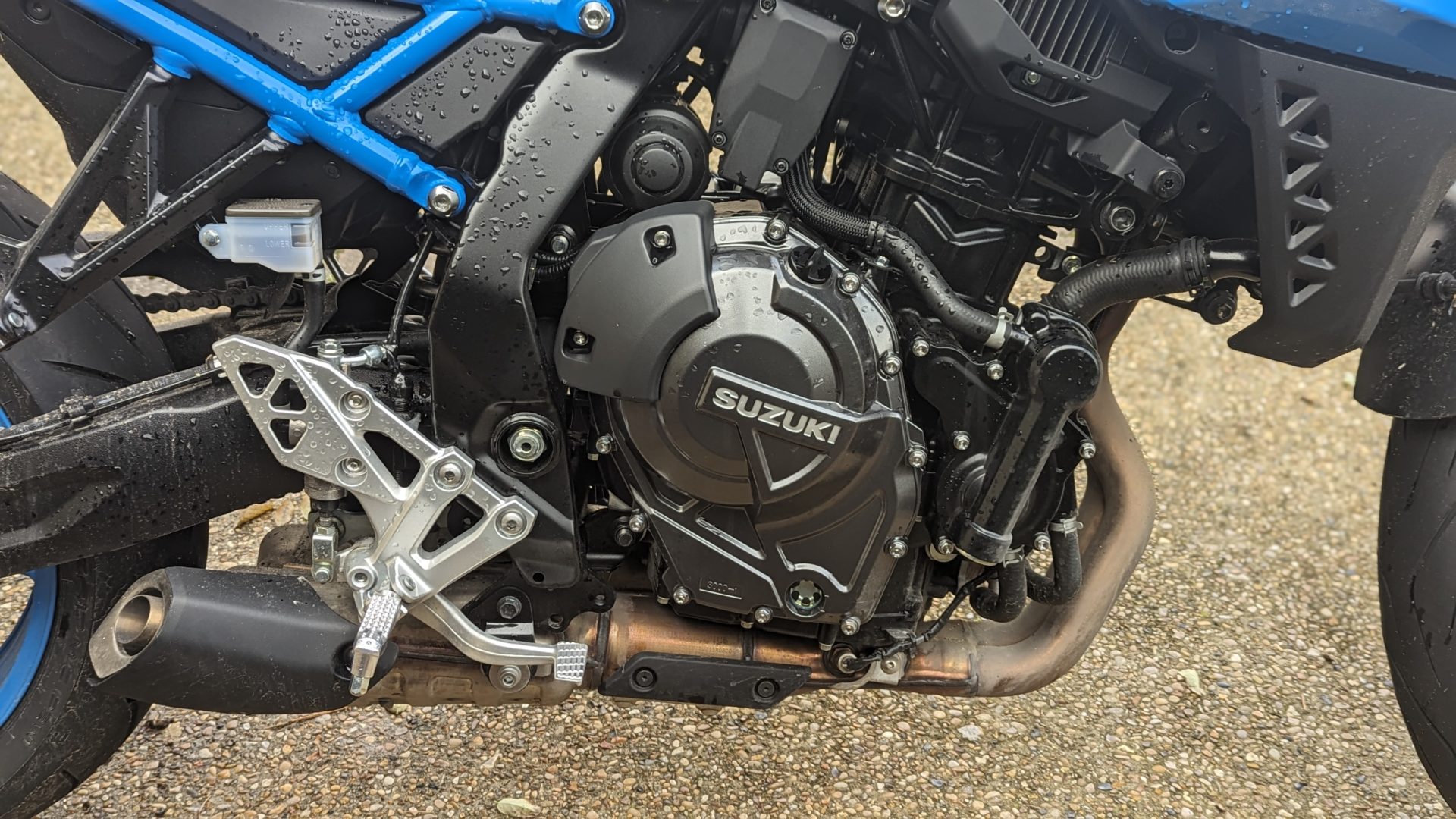 Photo du moteur de la nouvelle Suzuki GSX-8S et de son silencieux.