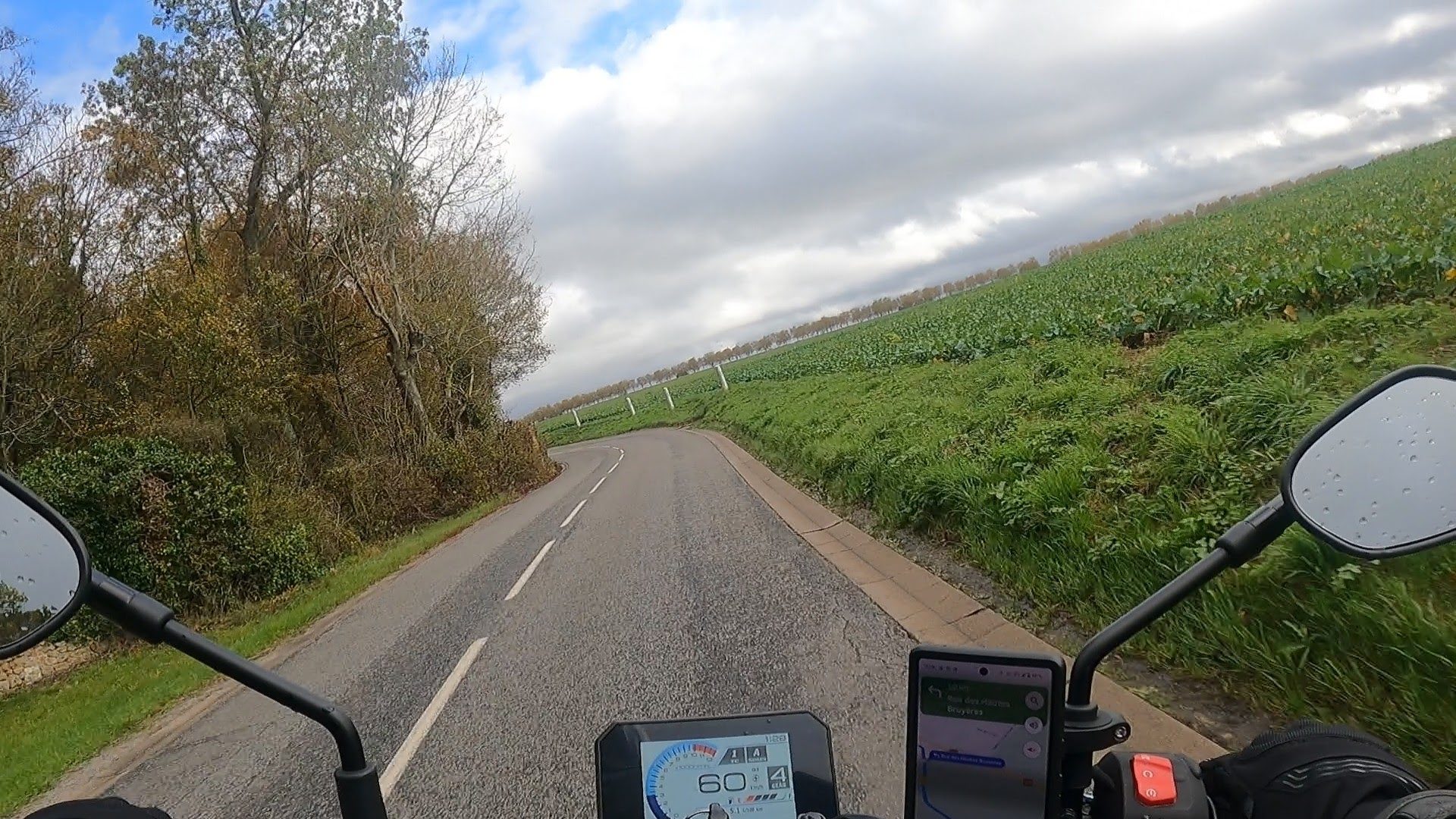 Photo de roulage de la Suzuki GSX-8S en plein jour.