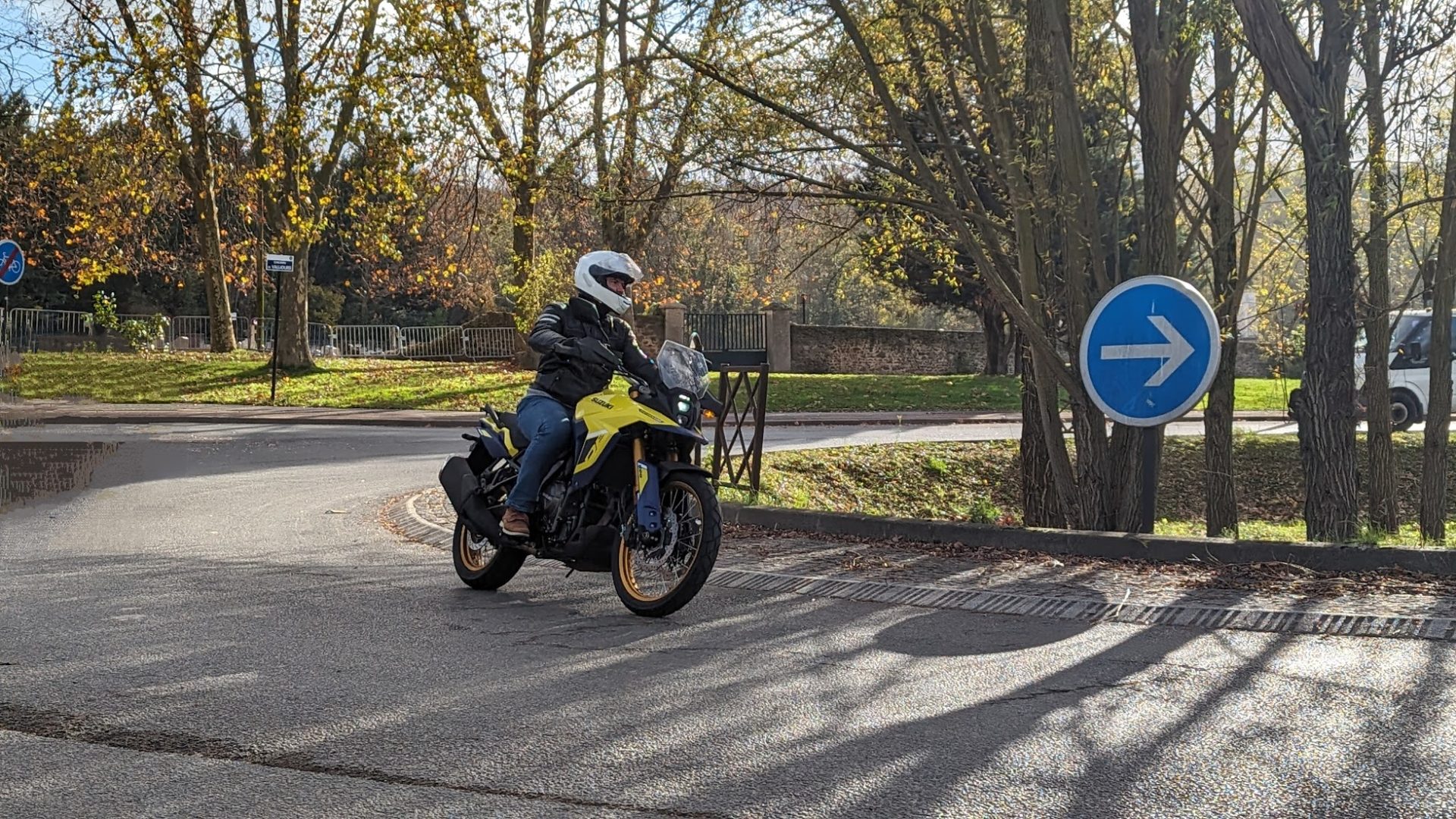 Photo de la Suzuki V-Strom 800DE au moment de prendre un rond-point.