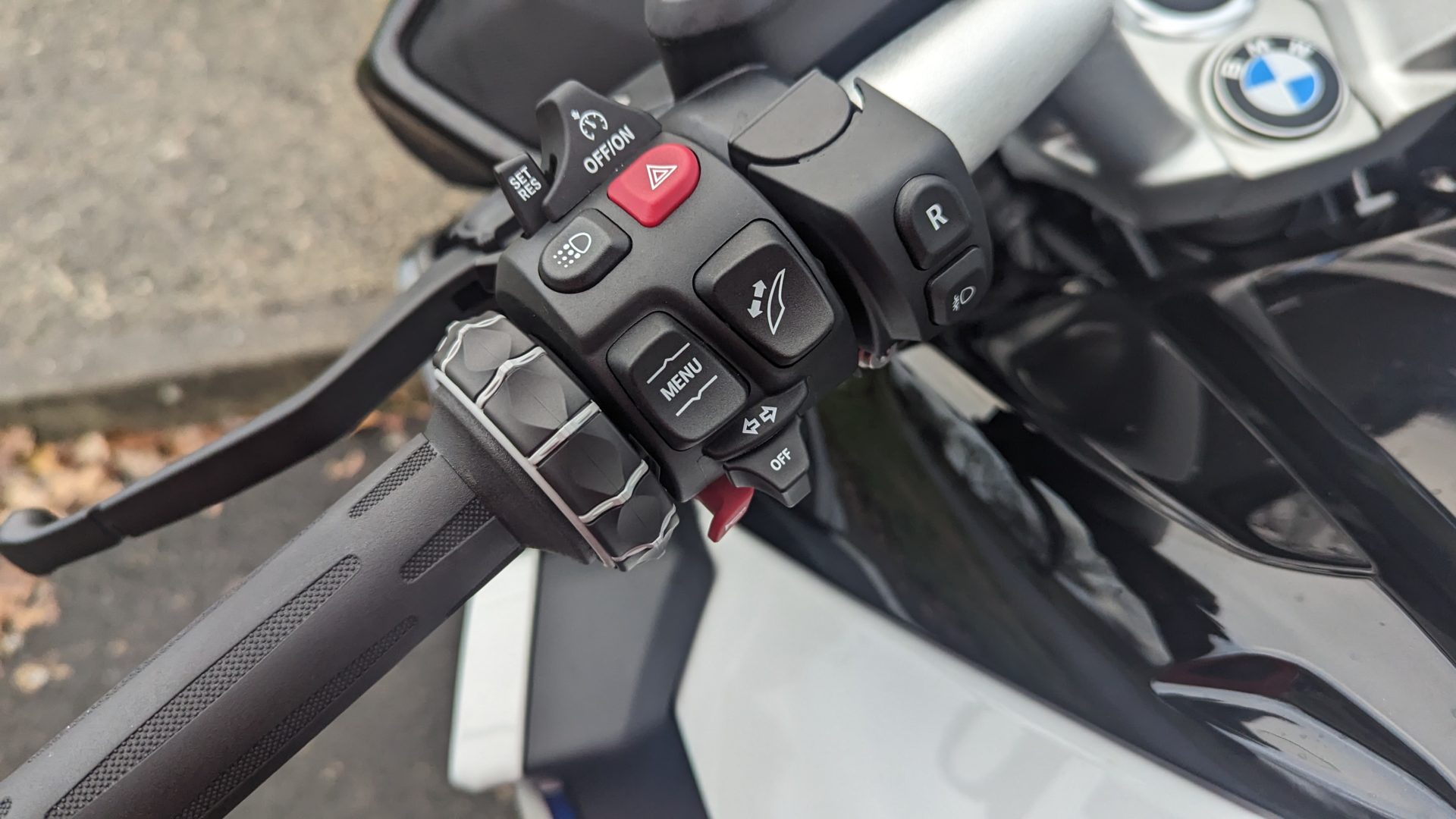 Zoom sur les comodos gauche de la moto BMW K 1600 GT.