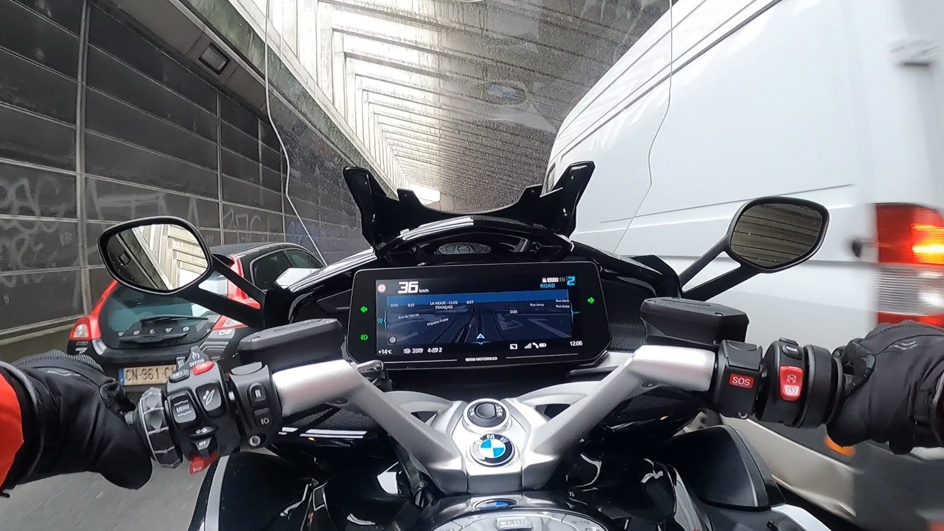 Photo du tableau de bord de la BMW K 1600 GT lors d'un passage en inter-file.