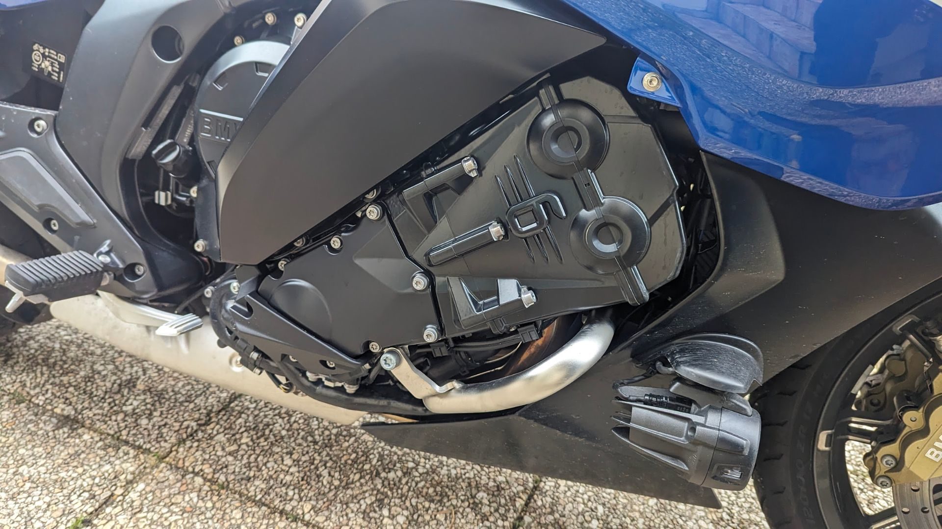 Focus sur le moteur 6 cylindres de la moto BMW K 1600 GT.