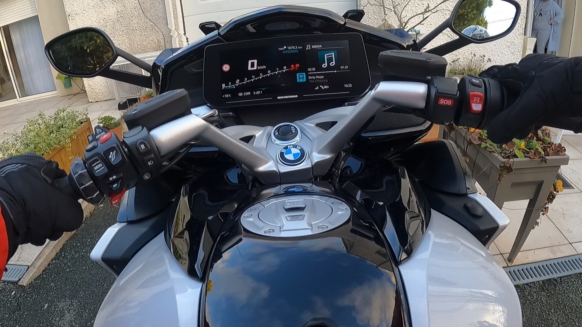 Zoom sur l'écran TFT de 10 pouces de la BMW K 1600 GT.