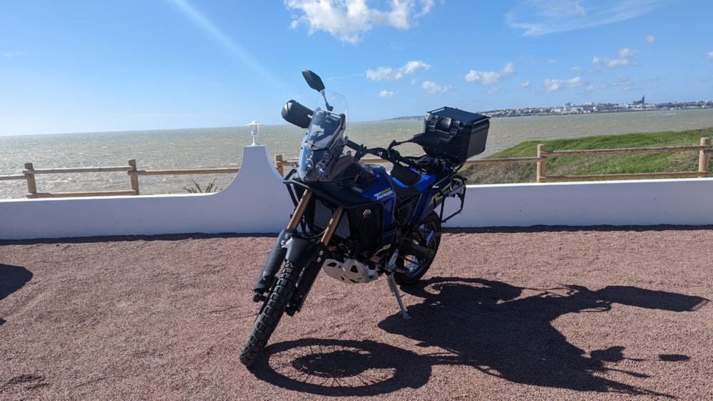 Photo de la Yamaha Ténéré 700 World Raid près de la plage de Pontaillac en Charente Maritime.