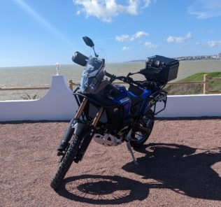 Photo de la Yamaha Ténéré 700 World Raid près de la plage de Pontaillac en Charente Maritime.