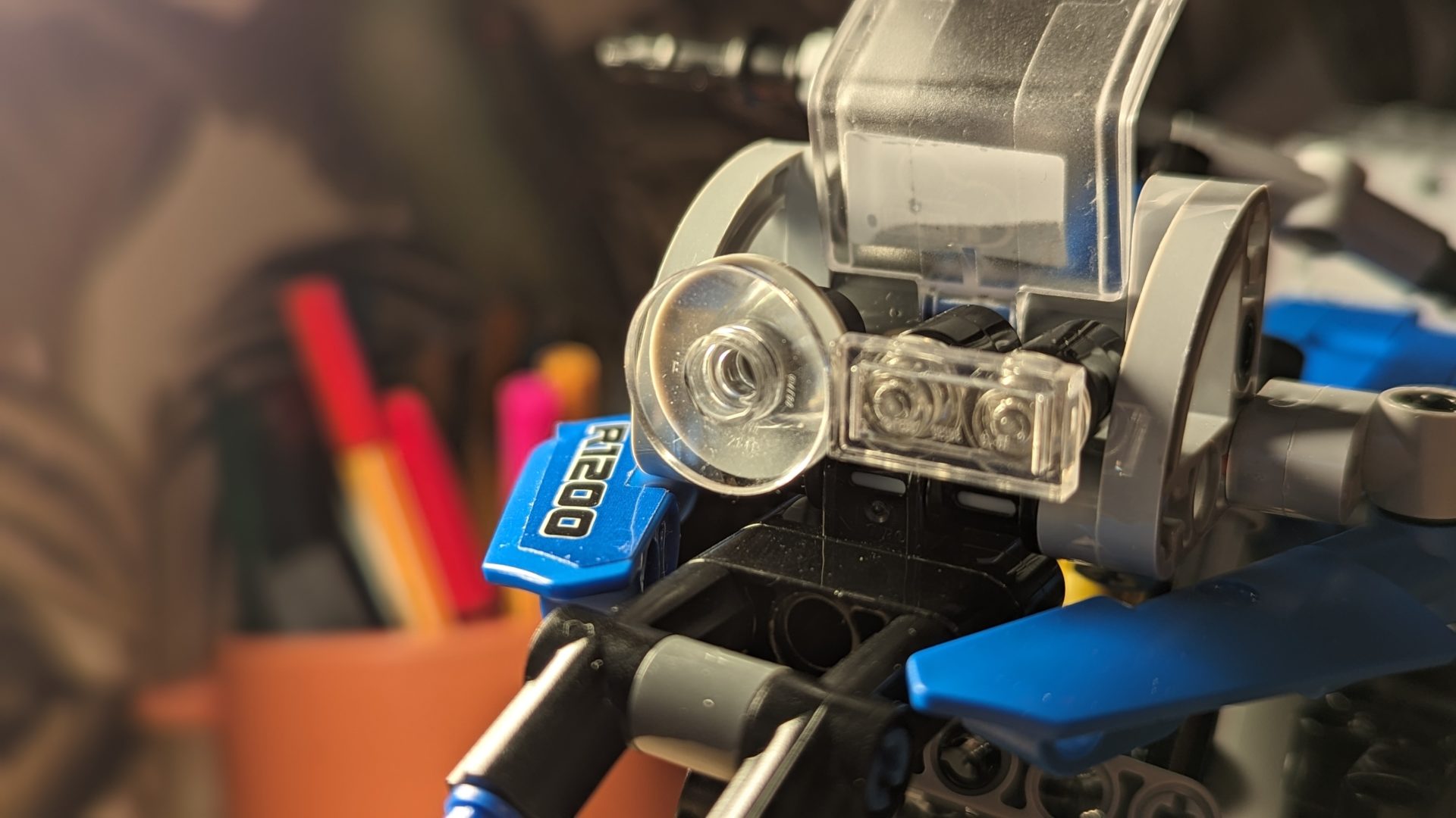 Focus sur le phare avant du Lego BMW R 1200 GS. Photo Hoonited.