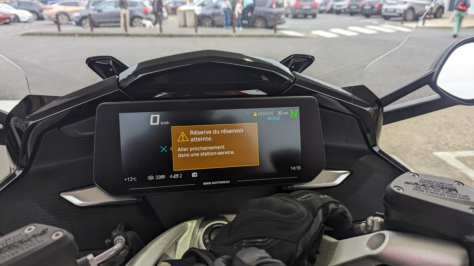 Zoom sur l'ordinateur de bord de la moto BMW K 1600 GT qui affiche qu'on arrive sur la réserve sur réservoir d'essence.