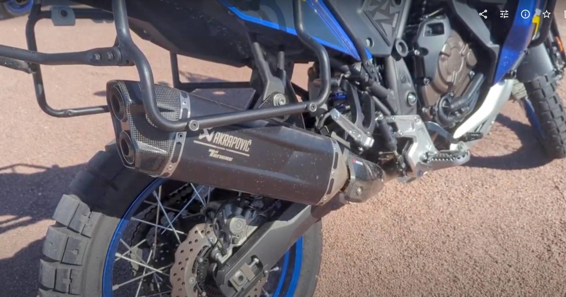 Zoom sur la ligne complète Akrapovič montée sur une Yamaha Ténéré 700 World Raid.