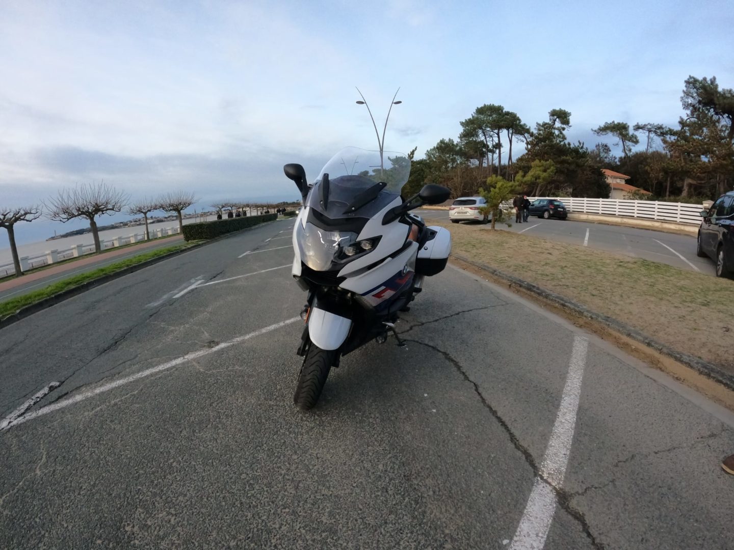 Photo de la BMW K 1600 GT près de la plage de Saint-Georges de Didone.