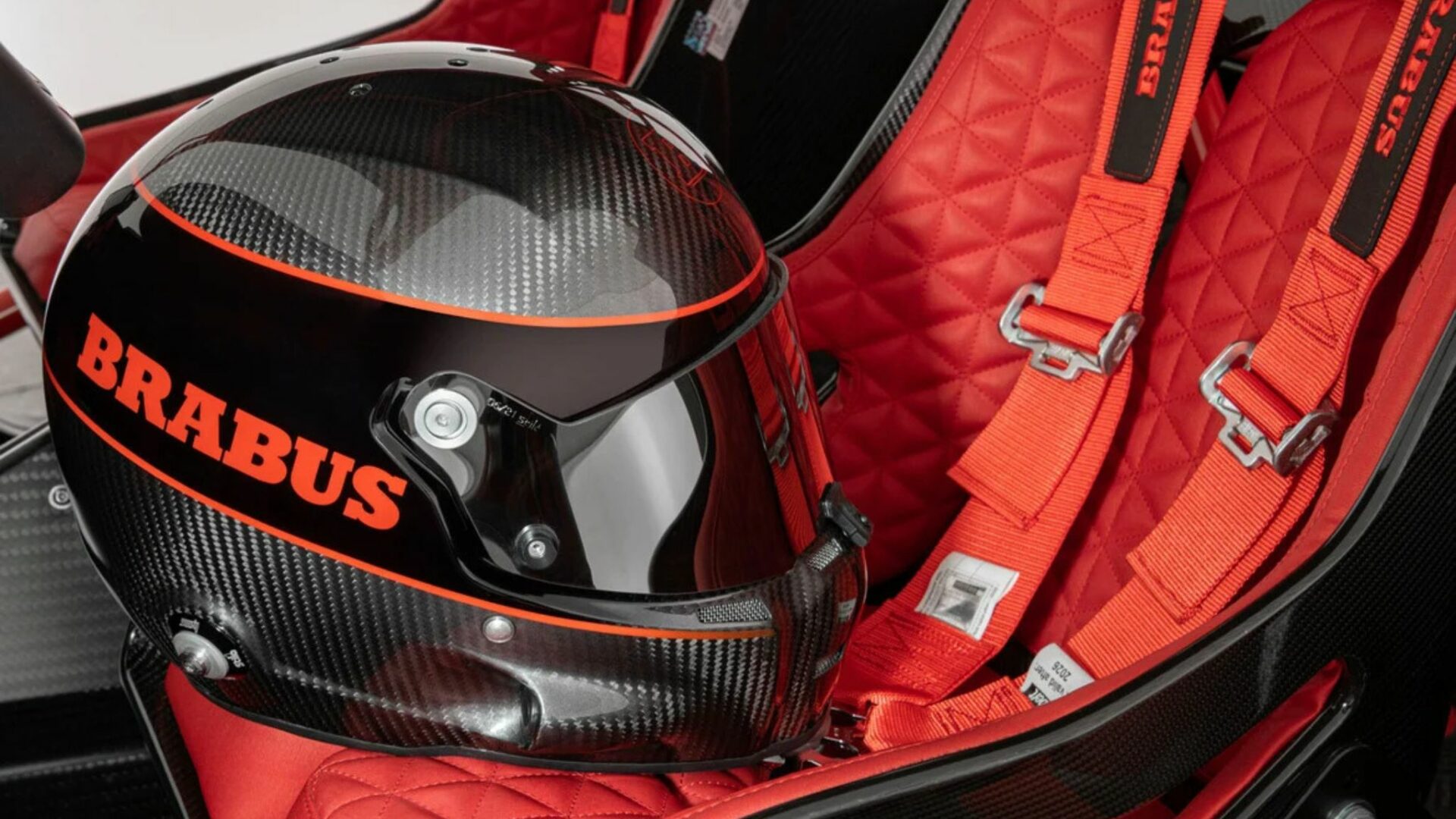 Casque en carbone Brabus et harnais de sécurité rouges dans le siège baquet Masterpiece du Brabus Crawler.