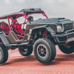 Le Brabus Crawler en plein saut dans les dunes du désert, buggy carbone de 900 ch basé sur le Mercedes Classe G sans portes ni vitres.