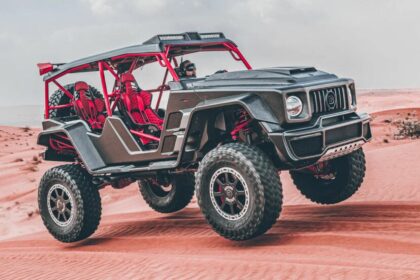 Le Brabus Crawler en plein saut dans les dunes du désert, buggy carbone de 900 ch basé sur le Mercedes Classe G sans portes ni vitres.