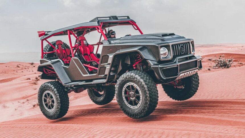 Le Brabus Crawler en plein saut dans les dunes du désert, buggy carbone de 900 ch basé sur le Mercedes Classe G sans portes ni vitres.