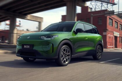 Leapmotor B03X SUV électrique en circulation en ville avec design moderne et dynamique