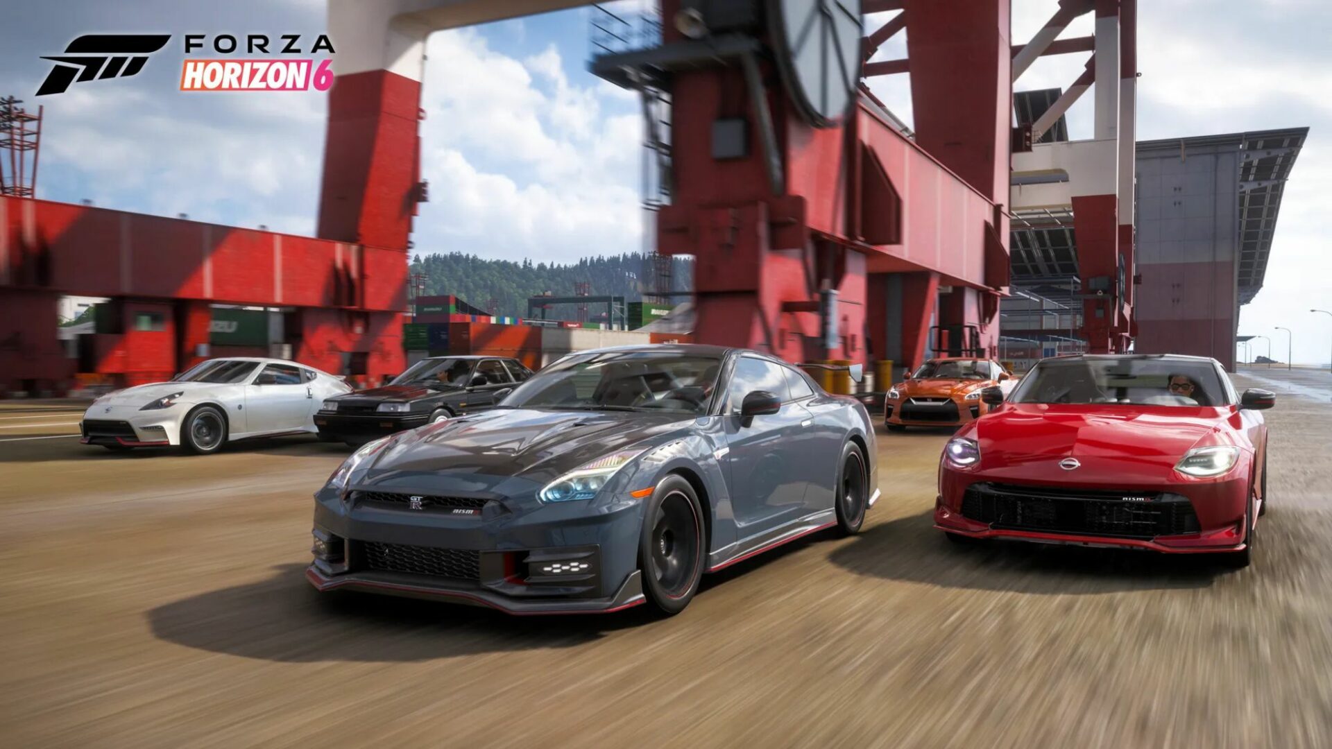 Un groupe de voitures Nissan (GT-R Nismo grise, Nissan Z Nismo rouge, Skyline GTS-R noire et 370Z blanche) roulant en formation dans une zone portuaire industrielle avec d'immenses grues rouges de chargement dans Forza Horizon 6.
