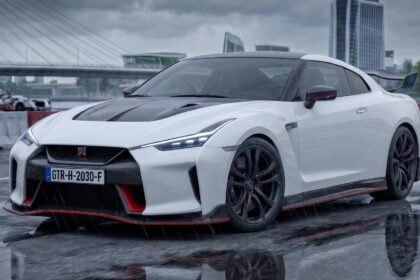 Concept car Nissan GT-R R36 hybride de 2030, livrée blanche Nismo avec capot en carbone, optiques effilées style futuriste, généré par intelligence artificielle.