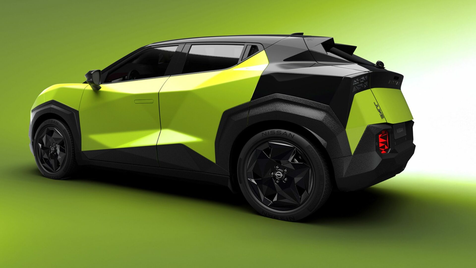 Arrière d'un Nissan Juke électrique montrant des feux de stop triangulaires rouges et un découpage bicolore chartreuse et noir.