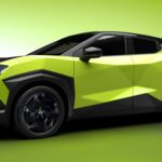 Nissan Juke électrique : profil agressif et jantes géométriques du concept Juke EV sur fond vert.