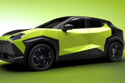 Nissan Juke électrique : profil agressif et jantes géométriques du concept Juke EV sur fond vert.