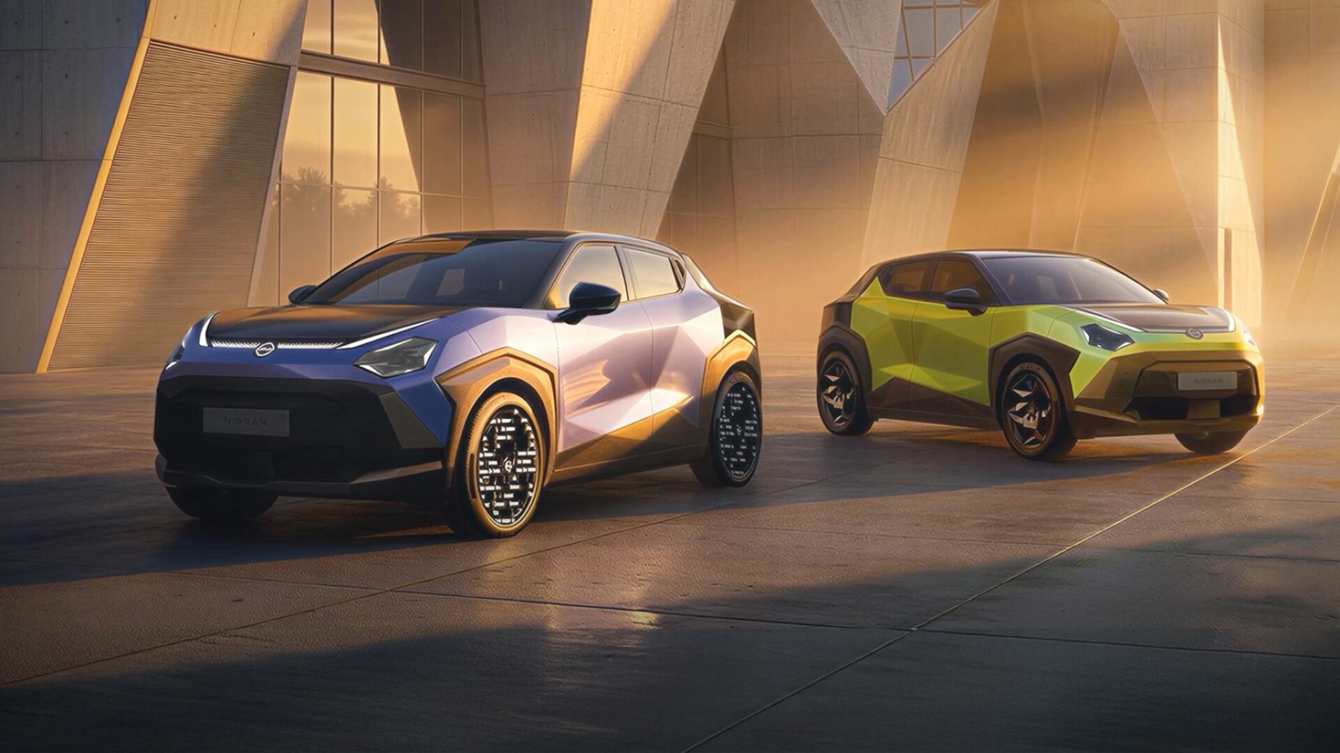 Deux prototypes du Nissan Juke électrique en versions violette et jaune devant un bâtiment futuriste au coucher du soleil.