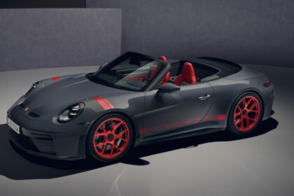 Porsche 911 GT3 cabriolet (S/C) grise avec jantes rouges magnésium et intérieur bicolore rouge/gris, vue de l'avant en studio.