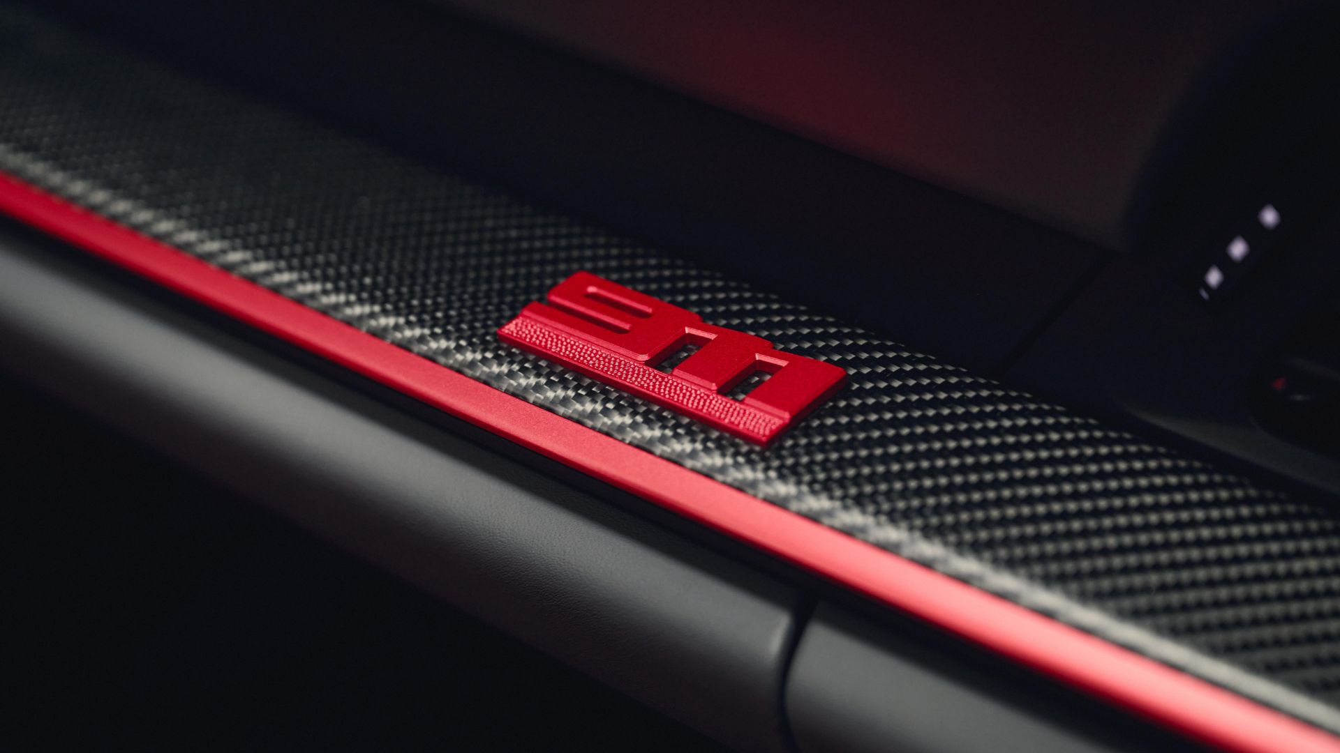 Logo "911" rouge Pyrored sur insert en fibre de carbone d'une Porsche 911 GT3 cabriolet.
