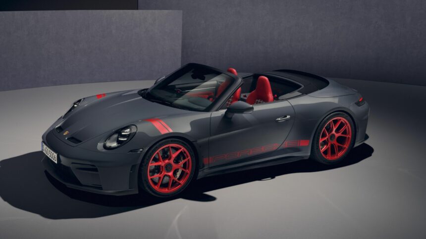 Porsche 911 GT3 cabriolet (S/C) grise avec jantes rouges magnésium et intérieur bicolore rouge/gris, vue de l'avant en studio.