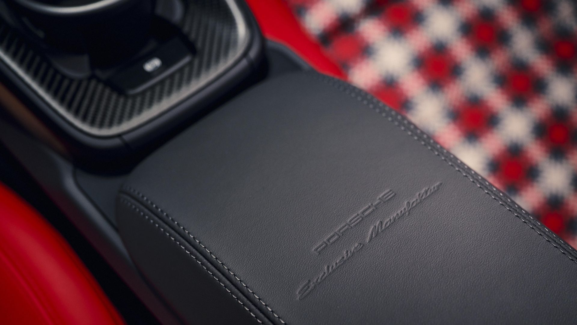 Logo Porsche Exclusive Manufaktur embossé sur l'accoudoir en cuir gris de la 911 GT3 cabriolet.